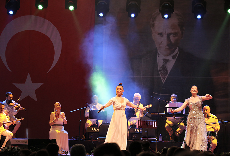 Kardeş Türküler & Candan Erçetin / Dünya Kadınlar Günü Konseri