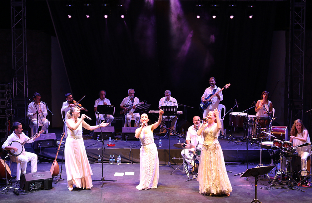 Kardeş Türküler – Candan Erçetin / Altınoluk Amfitiyatro